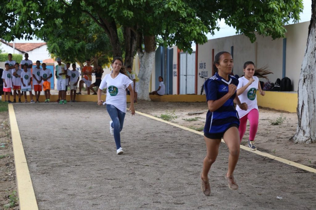 O primeiro contato das alunas com o atletismo foi com a corrida