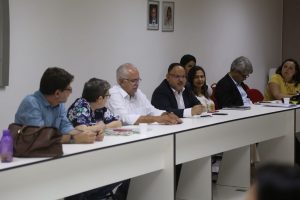 Henrique Paim ao lado do prefeito e da equipe de trabalho da FGV em Arapiraca. (Foto: Lucas Ferreira)