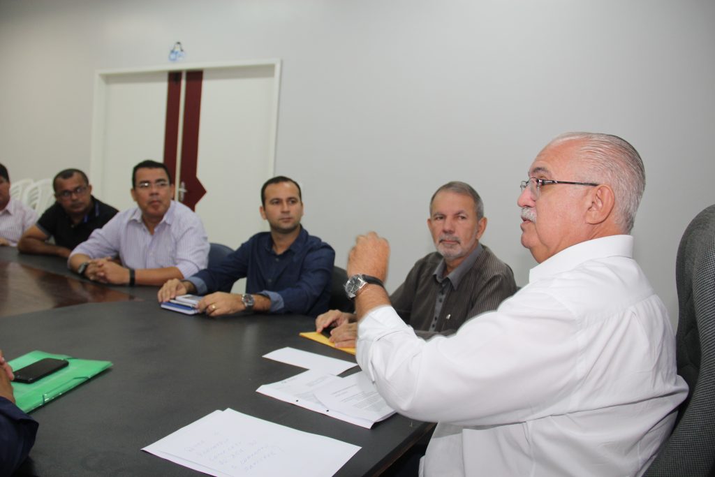 Reunião aconteceu na sala de reuniões do Centro Administrativo Municipal 