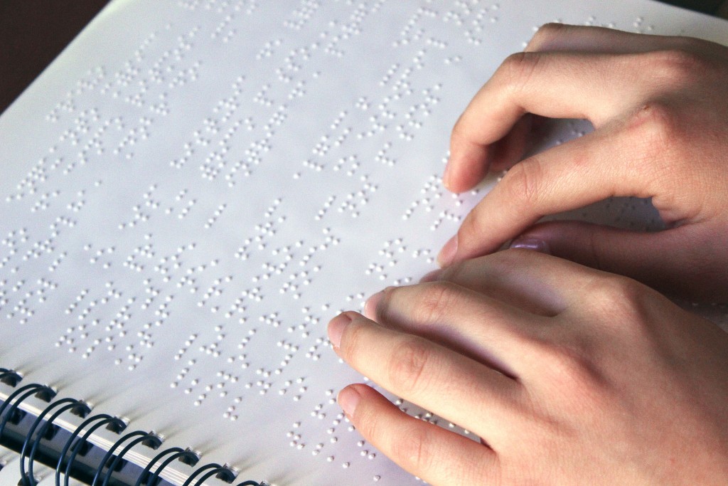 Mãos-lendo-Braille-4