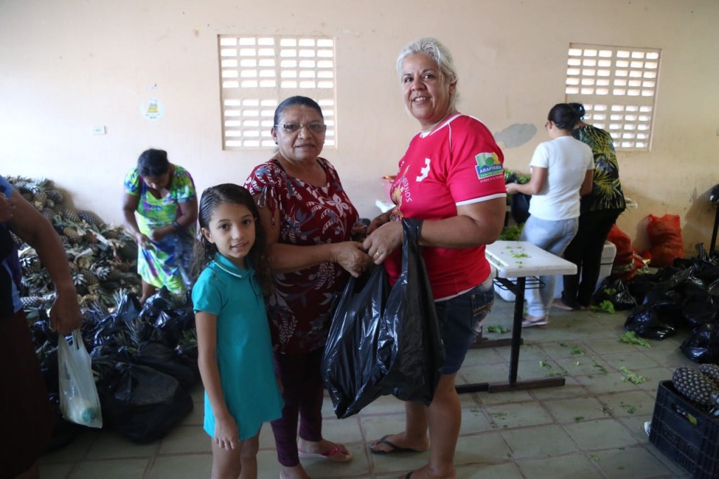 Selma ao lado de sua neta e da orientadora social, Áurea. (Foto de Lucas Ferreira).