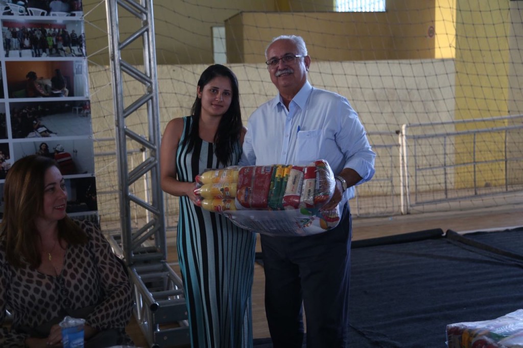 Myllena Buana recebeu a cesta das mãos do prefeito Rogério Teófilo. (Foto de Lucas Ferreira). 