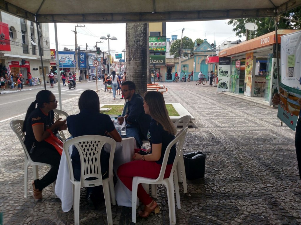 Equipe da Controladoria Geral do Município durante ação realizada na Praça Marques da Silva