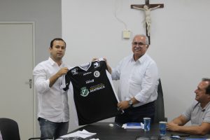 Presidente Ivens Leão entrega camisa alvinegra ao prefeito Rogério Teófilo durante reunião realizada na manhã desta quarta-feira (18)