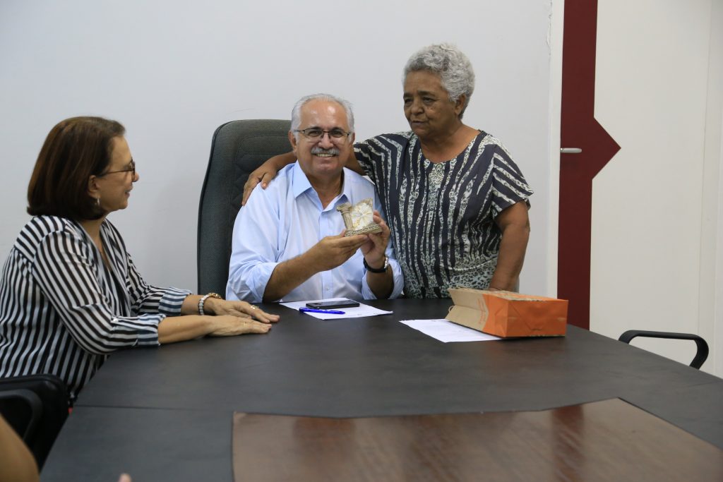 `Berê`presenteia e agradece ao prefeito Rogério Teófilo
