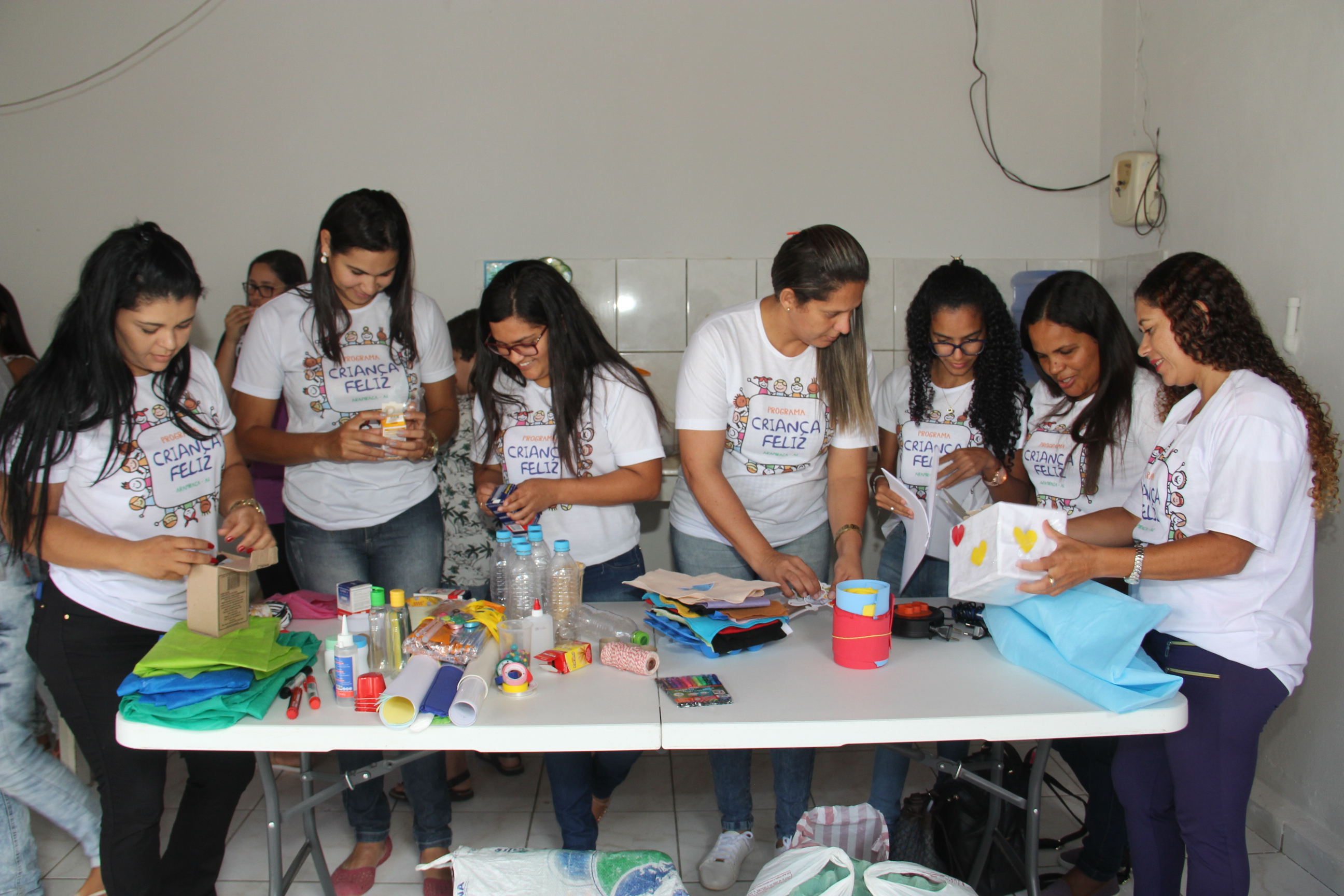 crianças brincando de conjunto de brinquedos. crianças felizes do