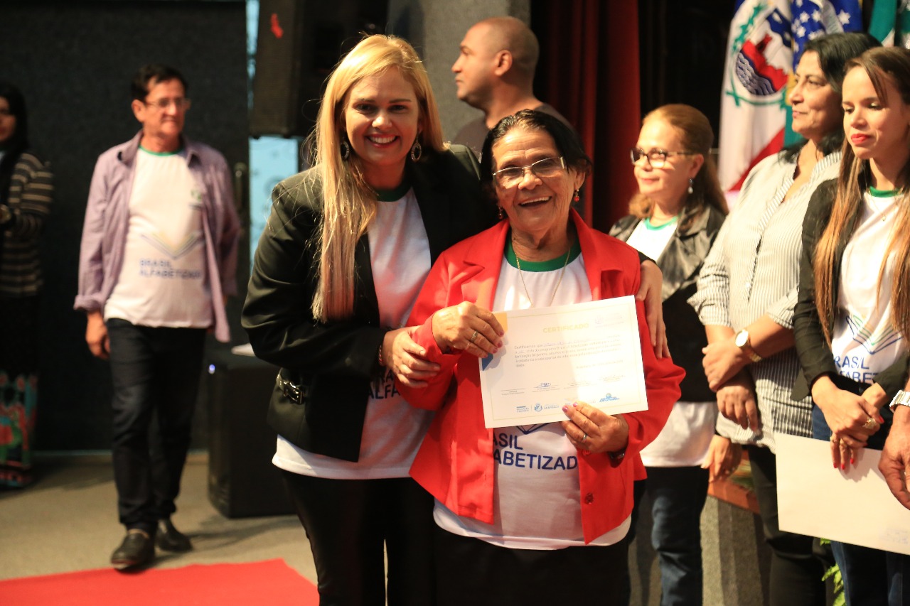 Emocionada, gestora local, Daniela Mara, entrega certificados aos alunos