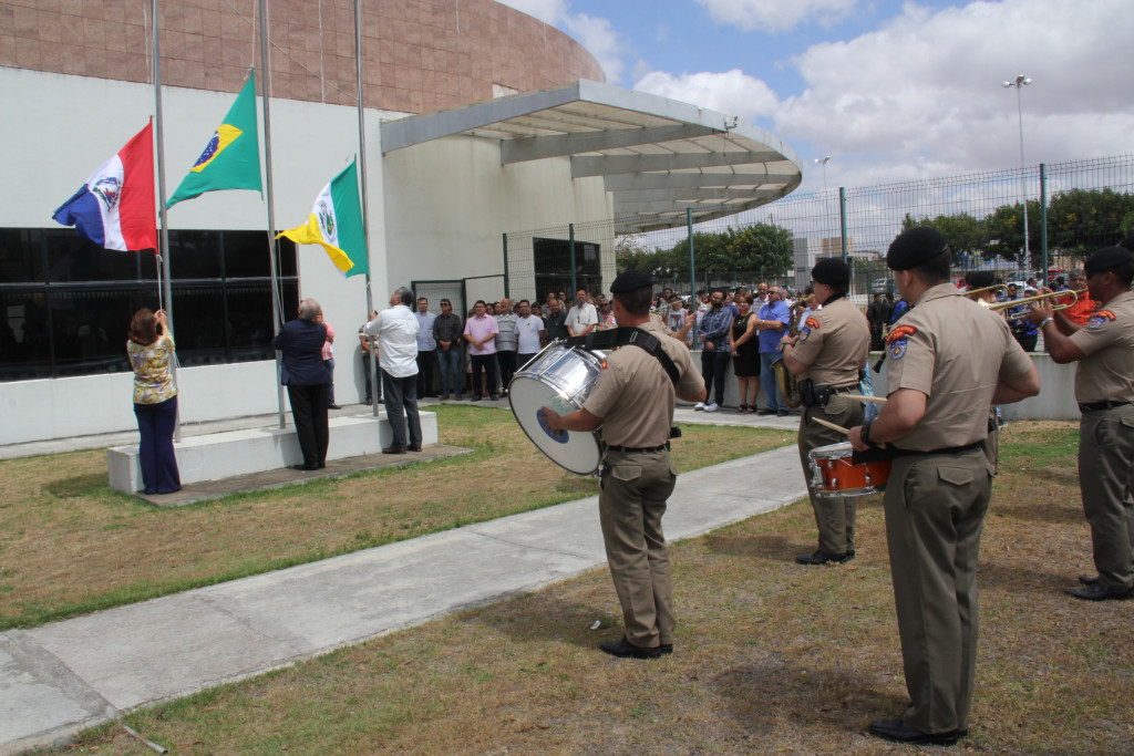 Banda da Polícia Militar tocou os hinos do Brasil e de Arapiraca durante o hasteamento das bandeiras (Fotos: Samuel Alves)