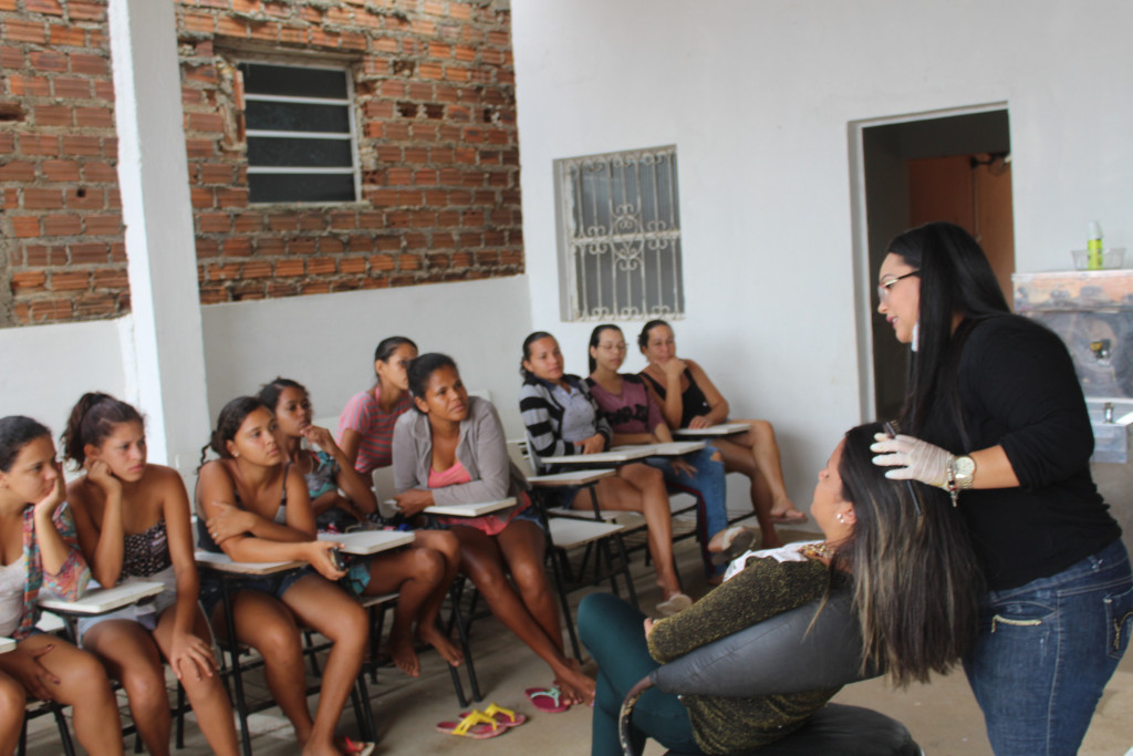 Curso de qualificação em beleza foi ministrado pela profissional Patrícia de Almeida (Fotos: Genival Silva)