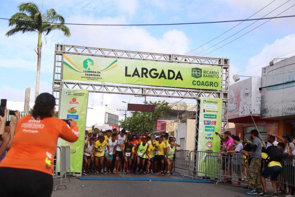 Atletas durante a largada da I Corrida da Padroeira Nossa Senhora do Bom Conselho 