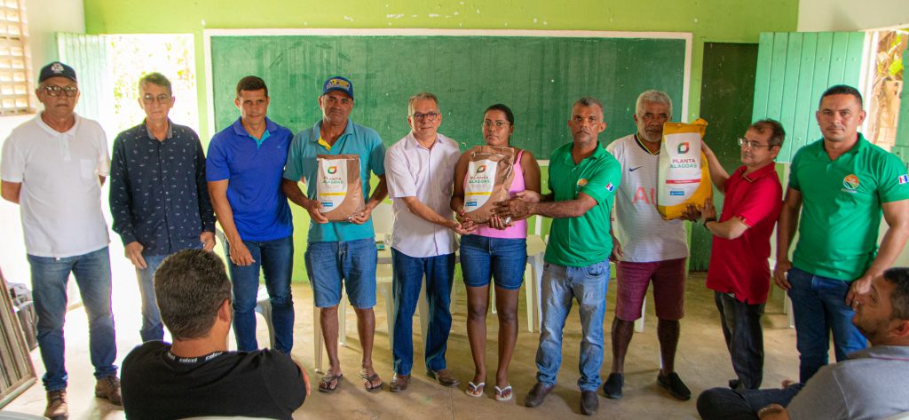 Prefeitura realiza entrega de sementes e convoca agricultores para recadastramento