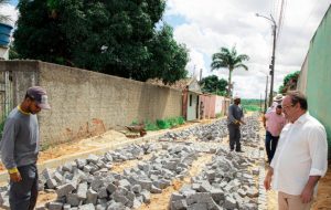 Prefeito Luciano acompanha construção de unidade de ensino e pavimentação de ruas na Vila Capim